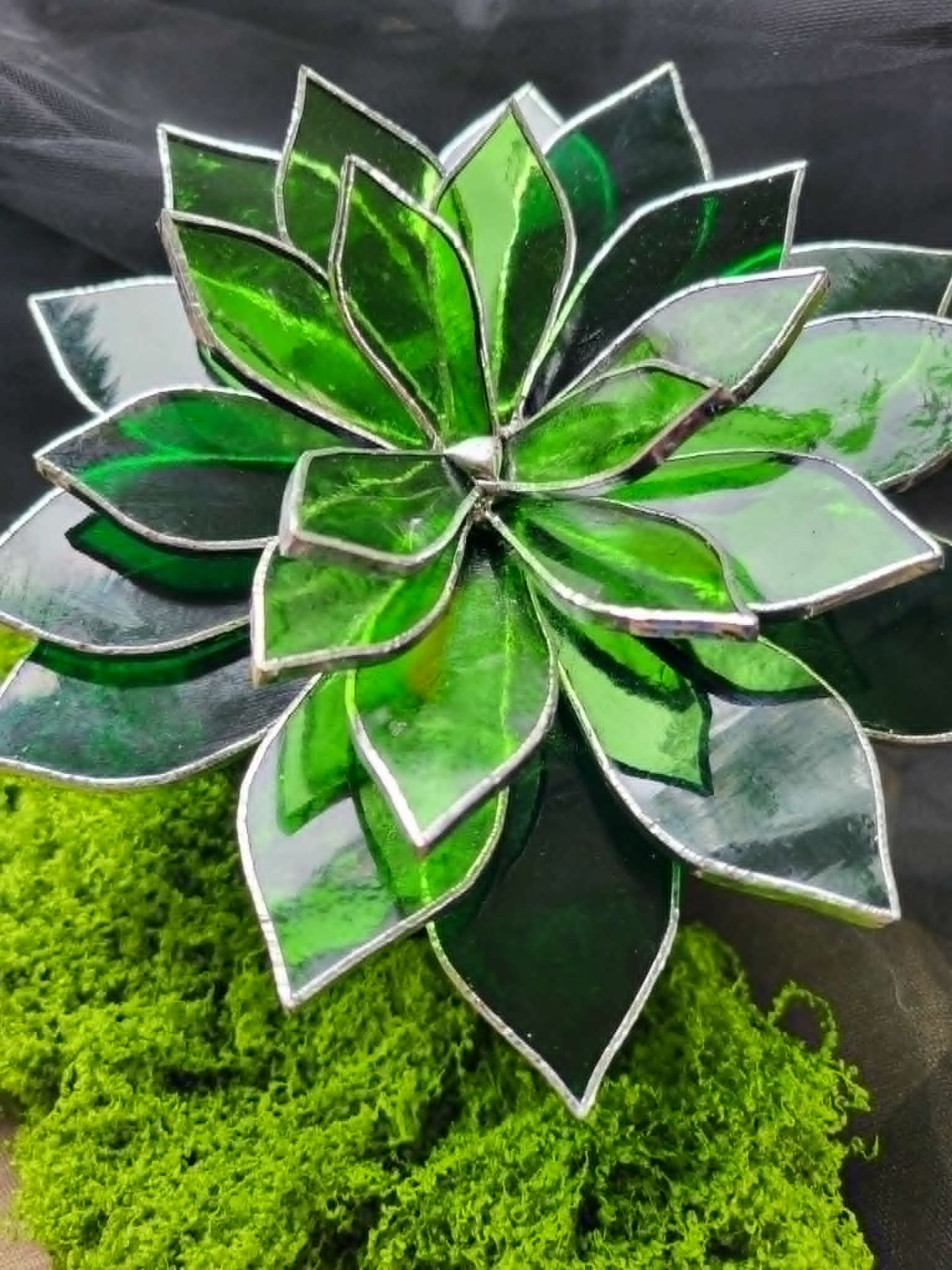 Vitrail Canopée, fleur de verre vert posée sur de la mousse